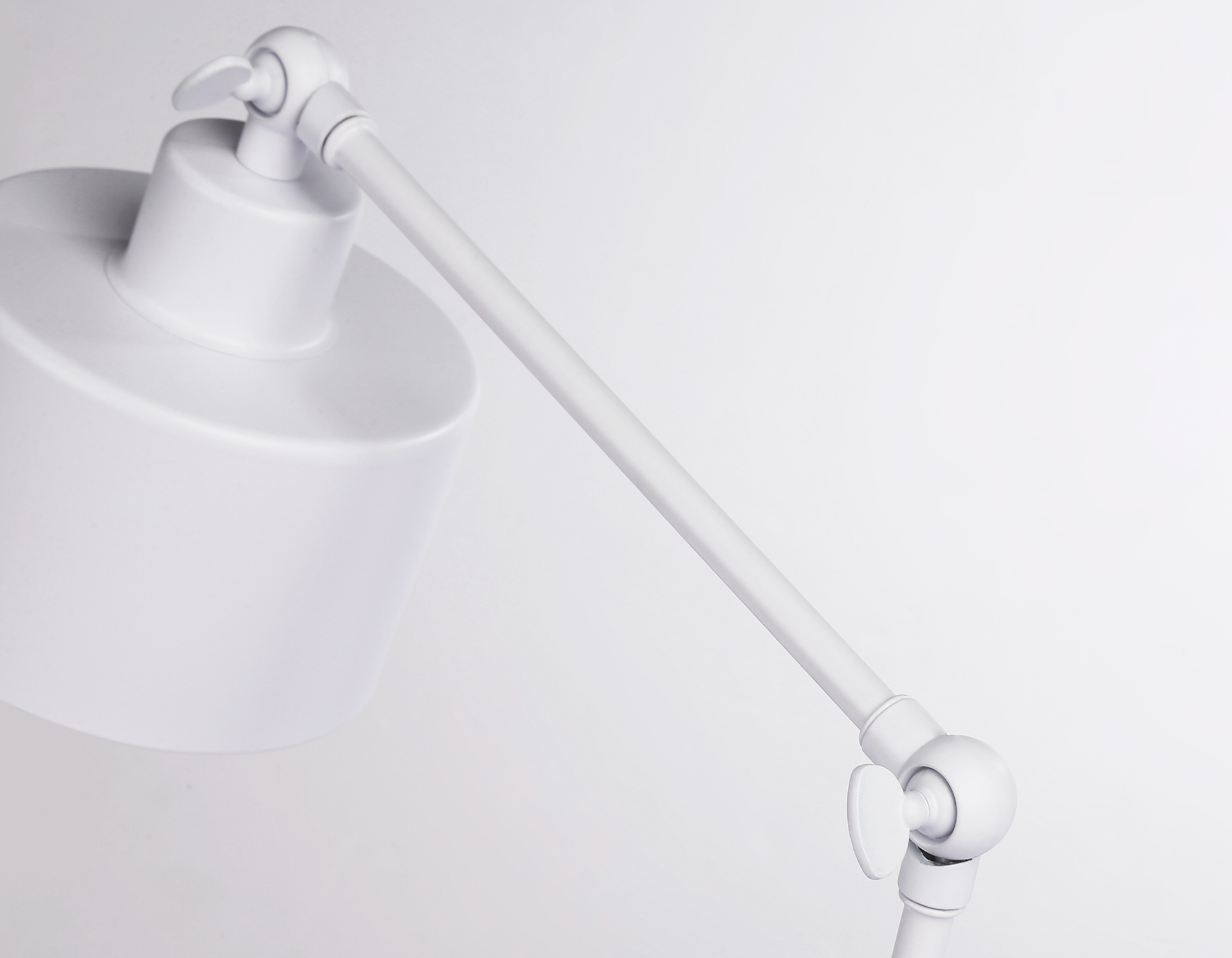 Офисная настольная лампа Ambrella light TRADITIONAL TR8152, цвет белый - фото 4